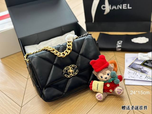 全套包装 Chanel19 Bag 自从欧阳娜娜带货后全球断货很难买到 皮质是羊皮有点像羽绒服包包 但是19的点睛之笔是什么呢？格子放大！格子放大后脱了香奈儿小