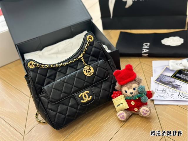 全套包装 Chanel流浪包小号 23早春度假系列 文chanel23早春度假系列由创意总监virginie Viard女士，于摩纳哥的蒙特卡罗海滩举行 这款h