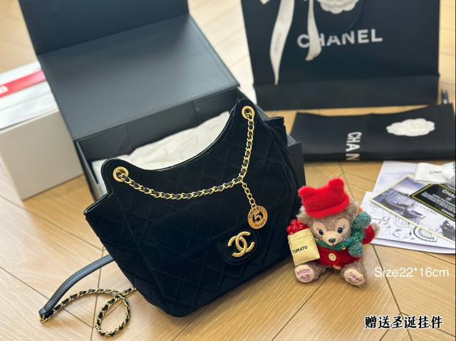 全套包装 Chanel流浪包小号 23早春度假系列 文chanel23早春度假系列由创意总监virginie Viard女士，于摩纳哥的蒙特卡罗海滩举行 这款h