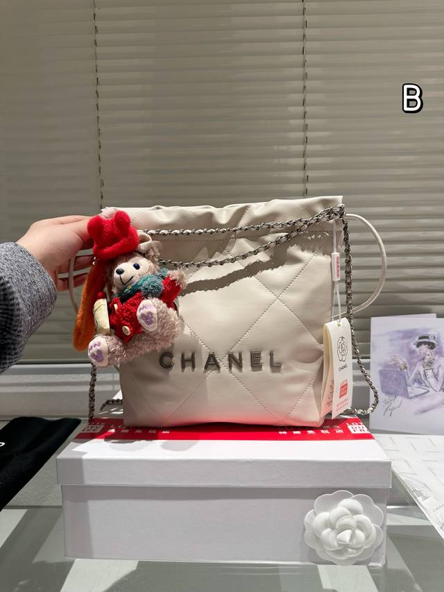 配圣诞挂件 本季最期待的款之一 Chanel24A手工坊j每年的手工坊系列可以说是香家最精致的一季最能体现香奈儿独特工艺的一季垃圾袋 在这只22Bag看到了 看