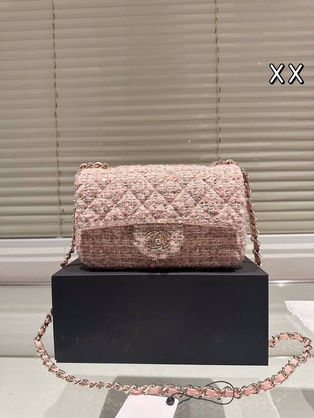 配礼盒 Size:20Cm Chanel 毛呢cf 仙女色哦! 太太太太太美了 美到我心里去的一只包 看到它第一眼就觉得 这就是我的包吧 配礼盒 Size:20Cm Chanel 毛呢cf 仙女色哦! 太太太太太美了 美到我心里去的一只包 看到它第一眼就觉得 这就是我的包吧