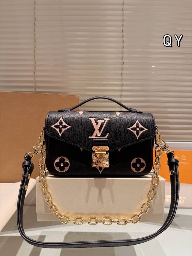 牛皮 Lv Pochette Metis East West Mini 新款邮差包 Lv邮差包老花手提单肩斜挎包,优雅低调的外形设计和宽敞的包身更加入了实用性, 牛皮 Lv Pochette Metis East West Mini 新款邮差包 Lv邮差包老花手提单肩斜挎包,优雅低调的外形设计和宽敞的包身更加入了实用性,