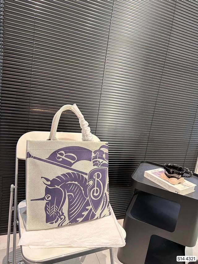 这款是巴宝莉家的战马托特包。它既适合上班通勤,也适合日常出游。这款包包的颜色搭配非常经典,而且非常百搭。 它的容量非常大,可以装下我们日常所需的物品。这款包包的 这款是巴宝莉家的战马托特包。它既适合上班通勤,也适合日常出游。这款包包的颜色搭配非常经典,而且非常百搭。 它的容量非常大,可以装下我们日常所需的物品。这款包包的