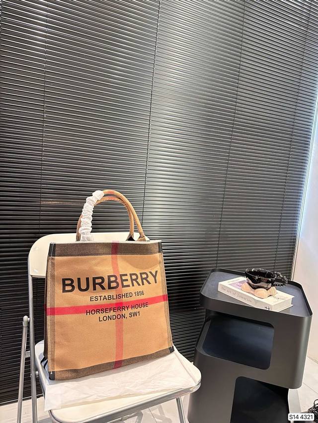 这款是巴宝莉家的战马托特包。它既适合上班通勤,也适合日常出游。这款包包的颜色搭配非常经典,而且非常百搭。 它的容量非常大,可以装下我们日常所需的物品。这款包包的 这款是巴宝莉家的战马托特包。它既适合上班通勤,也适合日常出游。这款包包的颜色搭配非常经典,而且非常百搭。 它的容量非常大,可以装下我们日常所需的物品。这款包包的