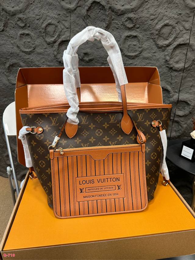 免税店全套包装 Lv 新款 Neverfull 包包双面可背 两面用真的很难不爱，耐看又实用可翻转两面背法，风格多变又百搭还有一个小包，可以挂在外面作为装饰包包