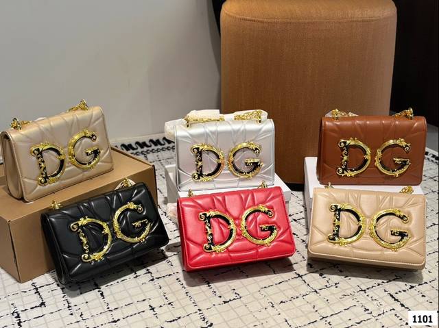 配盒子 Dg杜嘉班纳链条包 包包实在是太太太温柔了, 拿在手上少女感十足,仿佛时间停滞在听你诉说你们的故事~高级感满满 #杜嘉班纳dg 尺寸21.5 14 配盒子 Dg杜嘉班纳链条包 包包实在是太太太温柔了, 拿在手上少女感十足,仿佛时间停滞在听你诉说你们的故事~高级感满满 #杜嘉班纳dg 尺寸21.5 14