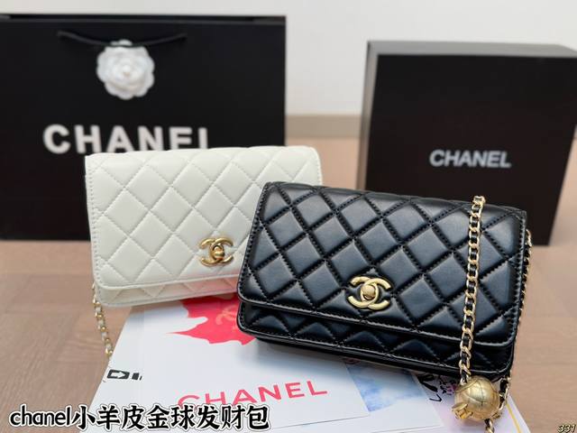 小羊皮 Chanel Woc 小羊皮 金球发财包 最近好多明星都在背chanel 这款包是由老佛爷karl Lagerfeld和chanel现任创意总监virg