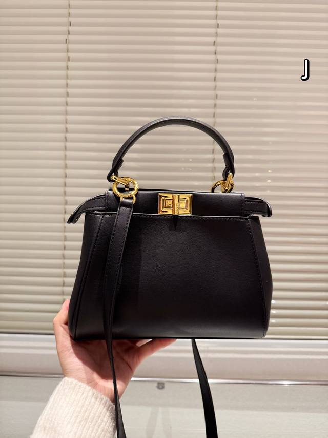 Fendi小猫包 专柜新品手提包 出货重工打造 原版五金logo 首选进口纳帕皮 皮质超赞手提肩背斜挎都可以 多用款 超大容量 喜欢的抓紧自留啦 尺寸23.18