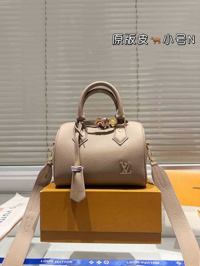 礼盒头层皮 Lv Speedy 25Cm枕头包 无论版型 内里和专柜毫无差别 真正原版复刻 内里可拆卸 火遍全球的爆款机场大包 机车女神包 明星同款 贵气而充满 礼盒头层皮 Lv Speedy 25Cm枕头包 无论版型 内里和专柜毫无差别 真正原版复刻 内里可拆卸 火遍全球的爆款机场大包 机车女神包 明星同款 贵气而充满