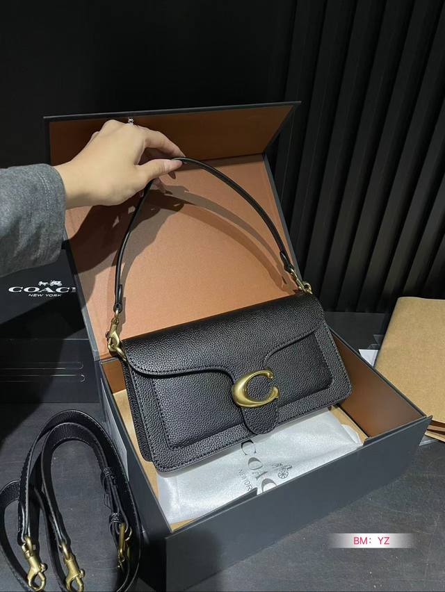 配折叠礼盒 新tabby 三层酒神包 Coach 家酒神包tabby手提包单肩斜挎包。让小姐姐第一眼看到就会爱上它。被誉为平价版小酒神包的蔻驰tabby，复古又