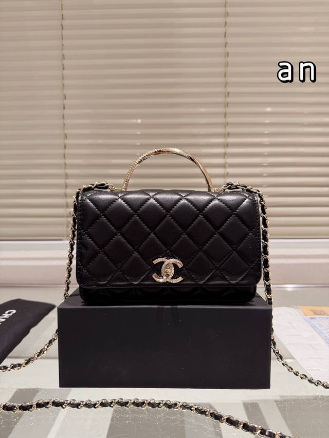 礼盒包装 Chanel 铁手提woc 发财包 慵懒随性又好背 上身满满的惊喜 高级慵懒又随性 彻底心动的一只 Size：20 14Cm