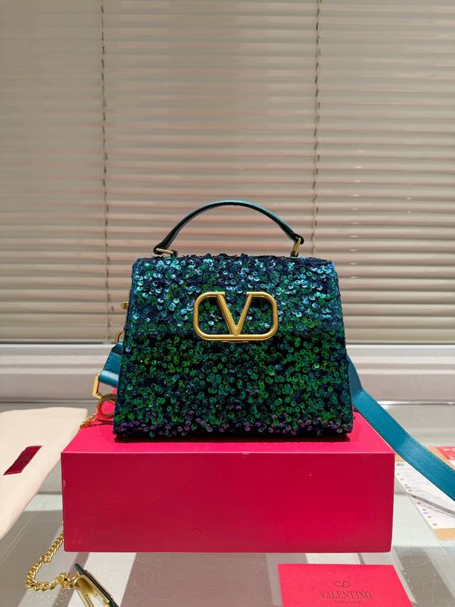 尺寸21 钻包 华伦天奴 Loco链条包 质感爆棚的美 上身真的太太太有质感啦 日常逛街不要太吸晴