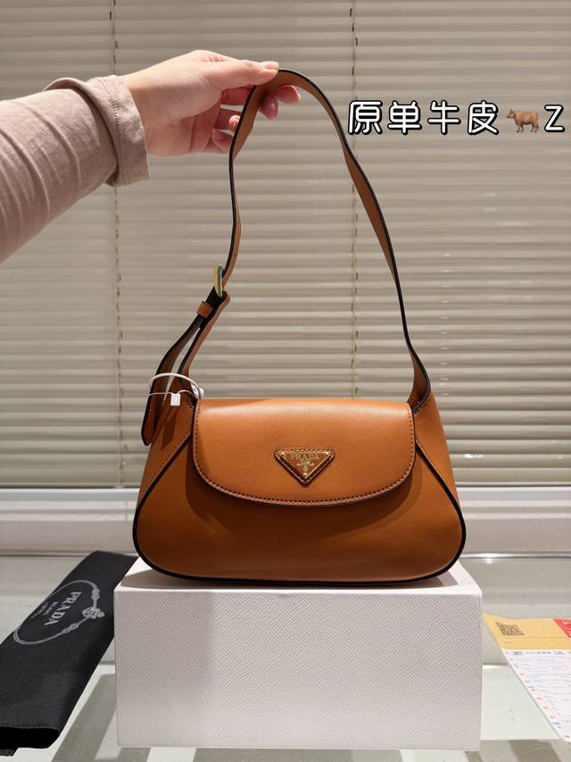 Prada 全皮 新品首发t+2024早春新品小号全皮单肩包 全新设计椭圆形轮廓展现流畅的美学构造 采用别致高贵小牛皮 优雅简洁的包身设计 正面经典logo金色