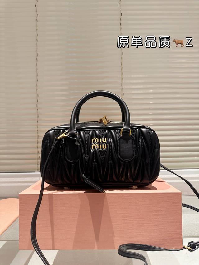 复刻版 纯牛皮 Miumiu-Softy Padde D新款 Softy Padded 手袋是对经典 Bauletto 造型的重新诠释，其简洁利落的剪裁彰显出该