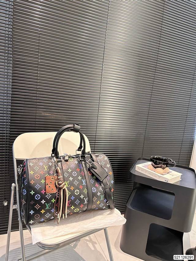 Lv 旅行袋真的超能装 出门旅行首选重点是拿起来超级飒时尚达人必备单品之一 尺寸:40 25货号126291 Lv 旅行袋真的超能装 出门旅行首选重点是拿起来超级飒时尚达人必备单品之一 尺寸:40 25货号126291