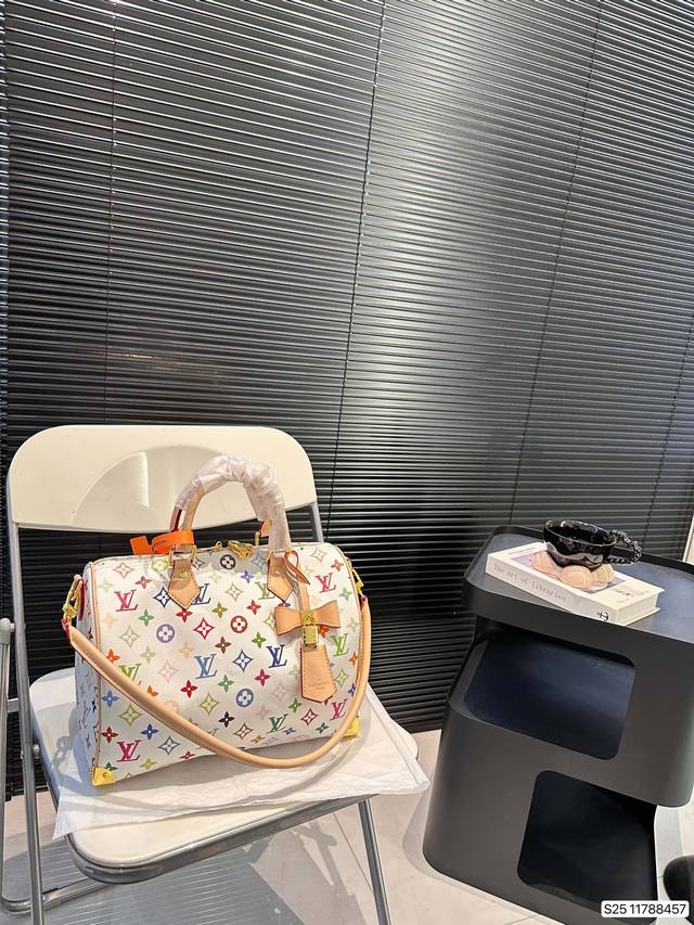 配盒子 Lv X Nigo Keepall 30.枕头包 手袋是一款理想的都市手袋。 标志性的造型与经典的 Monogram 帆布，加之多种携带方式和奢华的天然