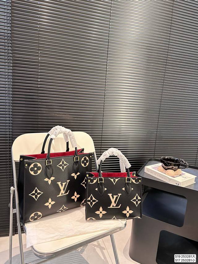 大号 小号 Lv托特 压花托特 超火的tote托特包，日常通勤都非常可会越用越喜欢的一款，值得入手。尺寸：大号34 27 小号25 18 货号大号253281