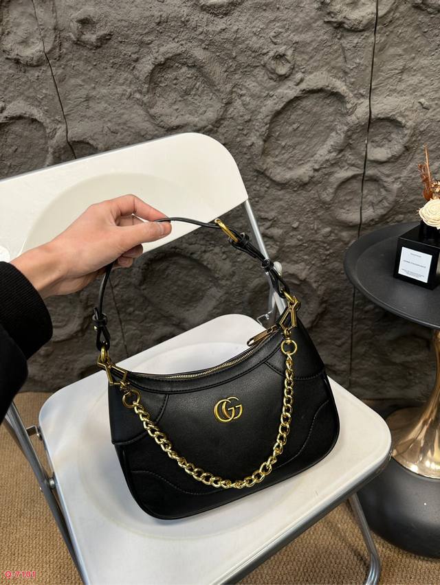 配折叠盒 酷奇gucci新款 Hobo腋下包.可单肩斜挎太美了太美了太美了！看起来小小一只其实超能装！放两只iphone都绰绰有余！肩带也是可调节的！我穿着个白