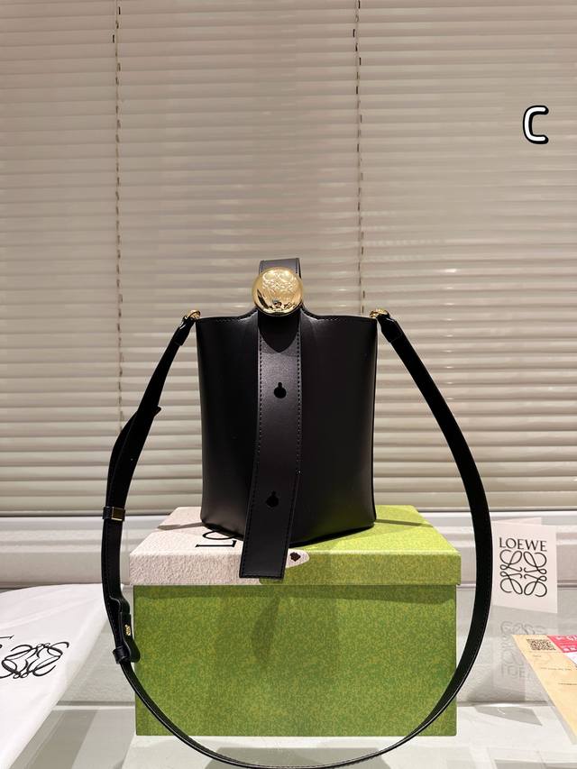 配礼盒 罗意威loewe 发财桶 通勤包王 我看谁还没有！ 极简风大气又高级 简约的几何造型几乎找不到 Logo 漫不经心的时髦感瞬间拉满 这不就是今年流行的“