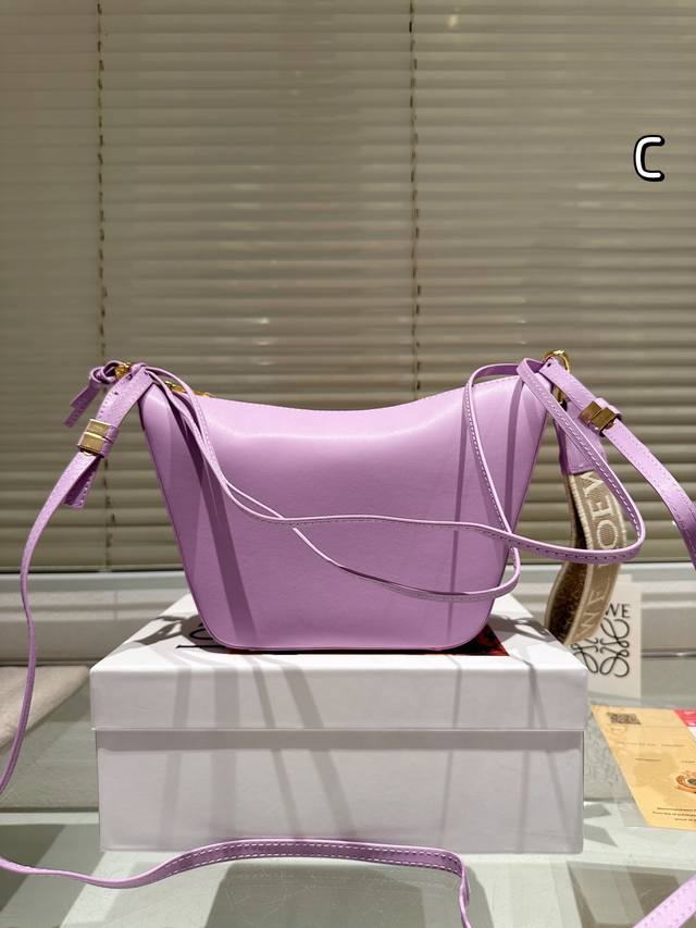 配盒 Size：底宽17 上宽27*高16Cm Loewe Hammock Hobo Loewe 吊床包超可爱 看预告就喜欢的要命， 特别可爱， 皮质也很好 摸