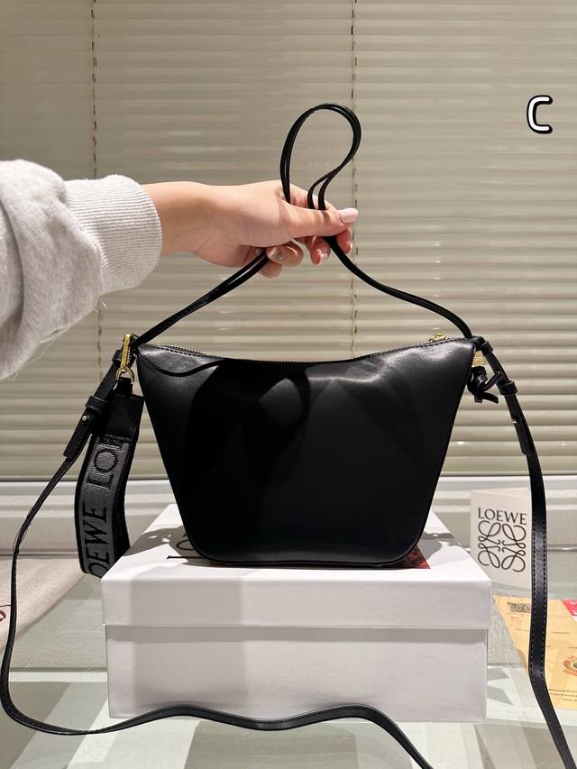 配盒 Size：底宽17 上宽27*高16Cm Loewe Hammock Hobo Loewe 吊床包超可爱 看预告就喜欢的要命， 特别可爱， 皮质也很好 摸