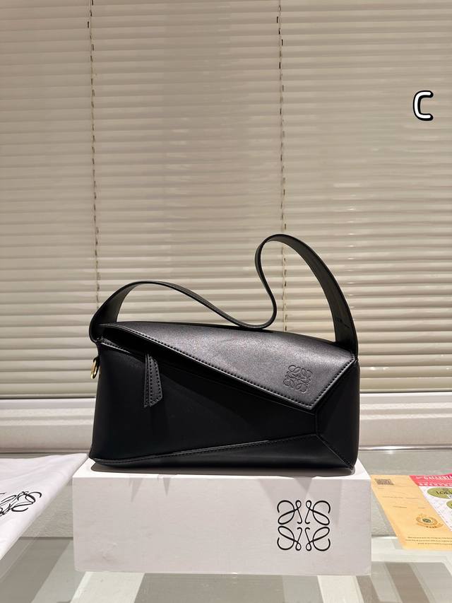 折叠盒尺寸29.12 罗意威 几何puzzle Hobo腋下包 包型很修身 比起传统 更加轻盈 结合几何形状包身 可轻松驾驭各种风格