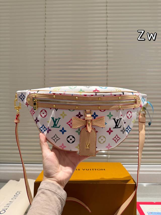 Lv 新款系列 腰包 手袋,全网首发 Lv 腰包 这款retiro 手袋以标志性 经典永恒。优雅低调的外形设计和宽敞的包身更加入了实用性 全套礼盒包装 尺寸32