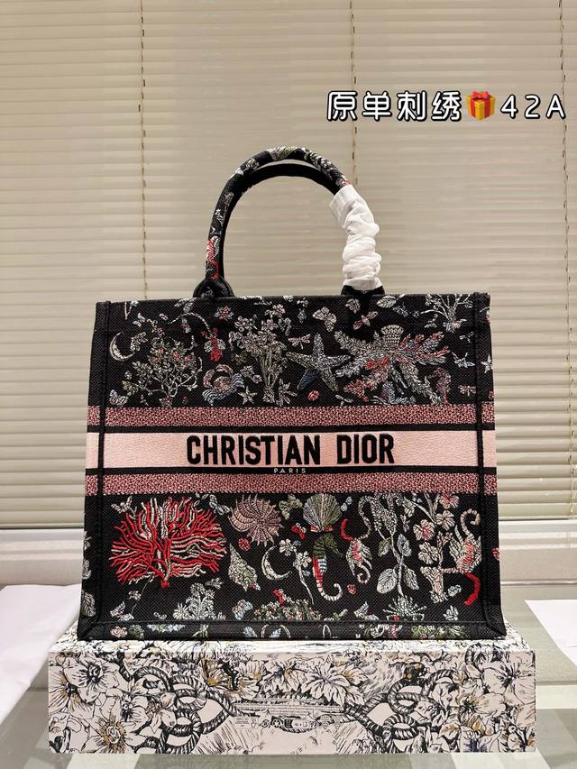 原单刺绣 225 200 Dior 提花 托特包 原单品质 Dior Book Tote今年最喜欢的一款购物袋 Tote我用的次数最多的包,因为容量超级大,不管 原单刺绣 225 200 Dior 提花 托特包 原单品质 Dior Book Tote今年最喜欢的一款购物袋 Tote我用的次数最多的包,因为容量超级大,不管