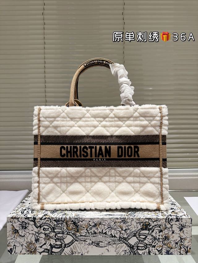 原单刺绣 225 200 Dior 提花 托特包 原单品质 Dior Book Tote今年最喜欢的一款购物袋 Tote我用的次数最多的包,因为容量超级大,不管 原单刺绣 225 200 Dior 提花 托特包 原单品质 Dior Book Tote今年最喜欢的一款购物袋 Tote我用的次数最多的包,因为容量超级大,不管