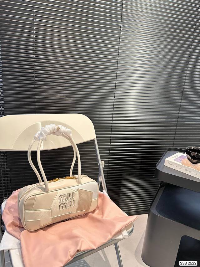 缪缪拼接保龄球 尊嘟美爆了,大爆款这只大火啊尺寸:28 13 货号2522 缪缪拼接保龄球 尊嘟美爆了,大爆款这只大火啊尺寸:28 13 货号2522