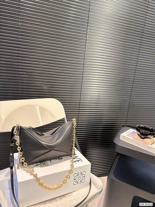 配折叠盒子 罗意威腋下 正式加入puzzle大家族啦!! 昨天刚上市的puzzle Tote Pouch 越看越好看独特的造型感 超级合适这个季节的大小 尺寸: 配折叠盒子 罗意威腋下 正式加入puzzle大家族啦!! 昨天刚上市的puzzle Tote Pouch 越看越好看独特的造型感 超级合适这个季节的大小 尺寸: