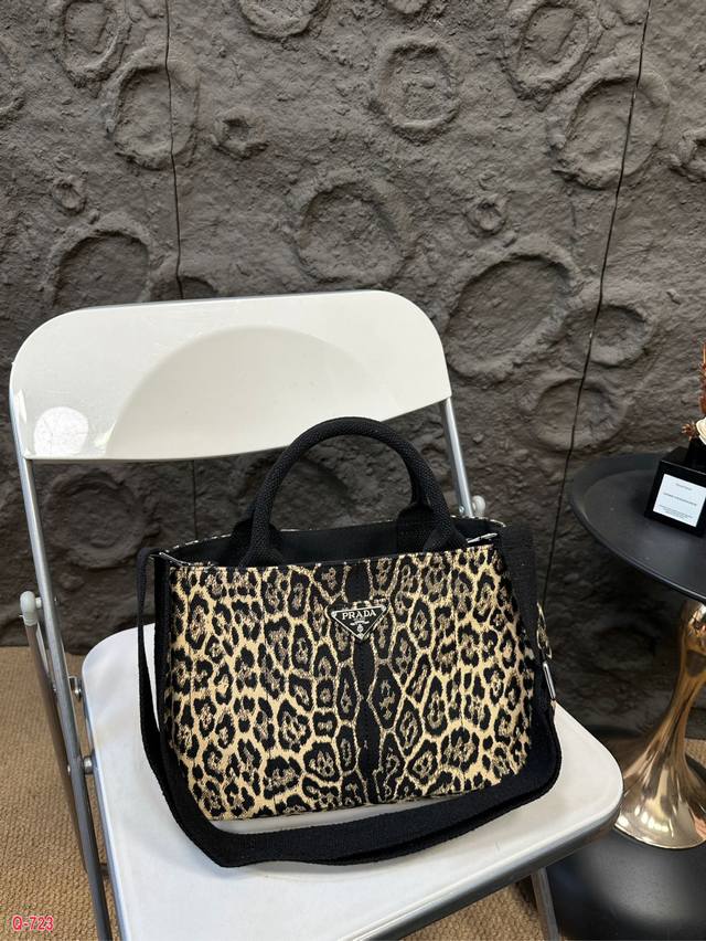 普拉达豹纹购物袋下一个爆款就它啦！ 轻巧又充满时尚感！ 真的是巨好背！！ 尺寸：29.18Cm