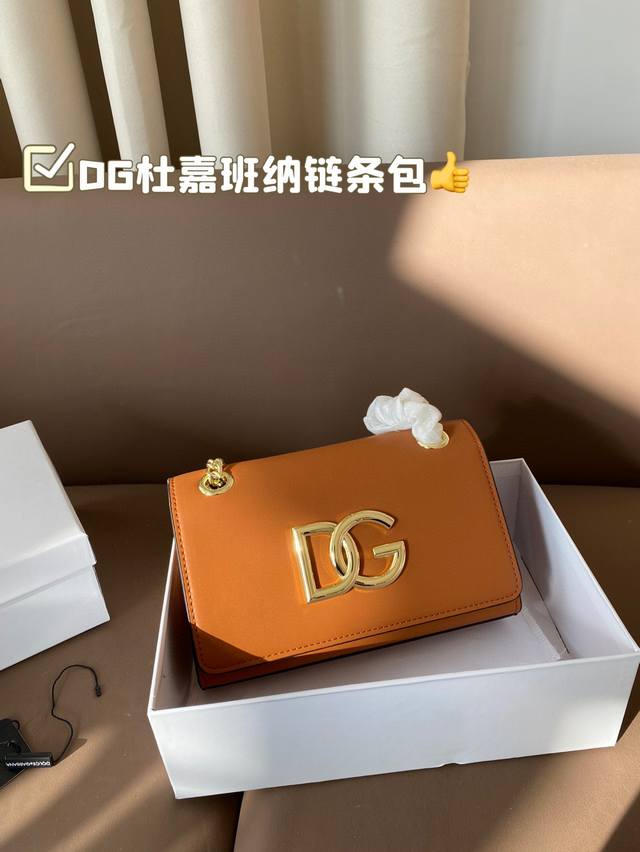 配盒子 Dg杜嘉班纳链条包 包包实在是太太太温柔了， 拿在手上少女感十足，仿佛时间停滞在听你诉说你们的故事~高级感满满 #杜嘉班纳dg 尺寸21 13