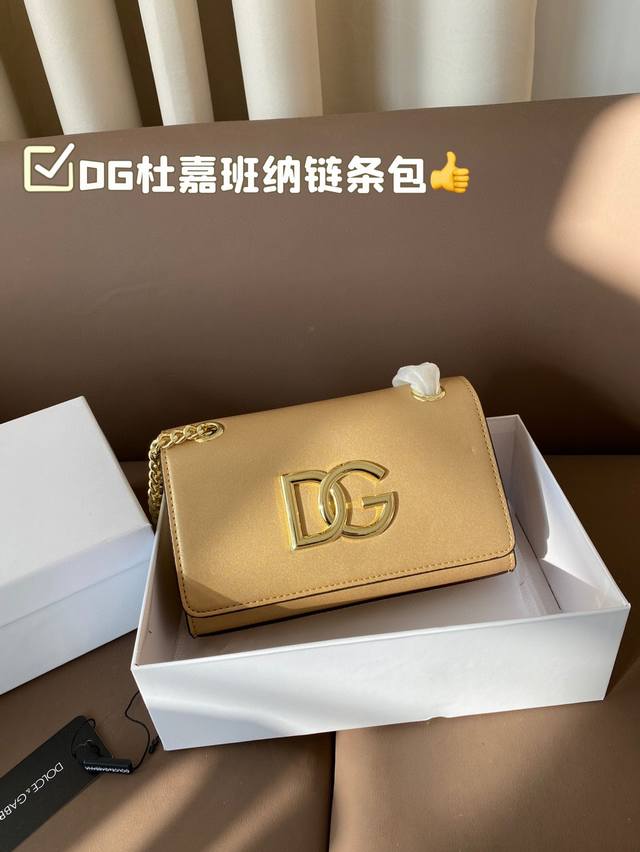 配盒子 Dg杜嘉班纳链条包 包包实在是太太太温柔了, 拿在手上少女感十足,仿佛时间停滞在听你诉说你们的故事~高级感满满 #杜嘉班纳dg 尺寸21 13 配盒子 Dg杜嘉班纳链条包 包包实在是太太太温柔了, 拿在手上少女感十足,仿佛时间停滞在听你诉说你们的故事~高级感满满 #杜嘉班纳dg 尺寸21 13