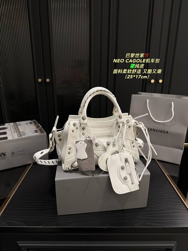 纯皮 全套包装尺寸25.17 巴黎世家 Neo Cagole波士顿机车包 酷飒机车包看一眼就舍不得挪开眼睛。 Balenciag今年的机车包热潮而归,时髦帅气的 纯皮 全套包装尺寸25.17 巴黎世家 Neo Cagole波士顿机车包 酷飒机车包看一眼就舍不得挪开眼睛。 Balenciag今年的机车包热潮而归,时髦帅气的