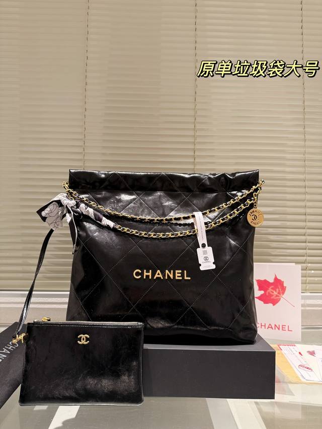 配礼盒 Chanel 22Bag垃圾袋 最贵的 “垃圾袋”。 不是第一眼美女但拿到手立马真香现场 上身时髦感upup 俺建议直接冲中号啊 皮质是小牛皮手感很软~