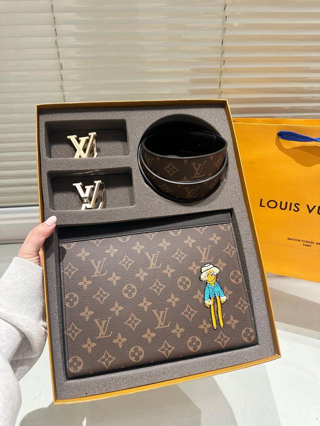 高端礼盒 送男友必备品 实在太高级啦 皮带手包 高版本！腰带牛皮皮带～热门款 男女通用皮带里面最火的版本啦～质量很好 全套包装！五金绝对不褪色 皮带头和专柜一样