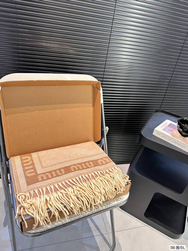 配盒子 缪缪围巾是真的好好看 让你的气质更显干净 人手一条了哦! 随便搭一搭就特别出彩 配盒子 缪缪围巾是真的好好看 让你的气质更显干净 人手一条了哦! 随便搭一搭就特别出彩