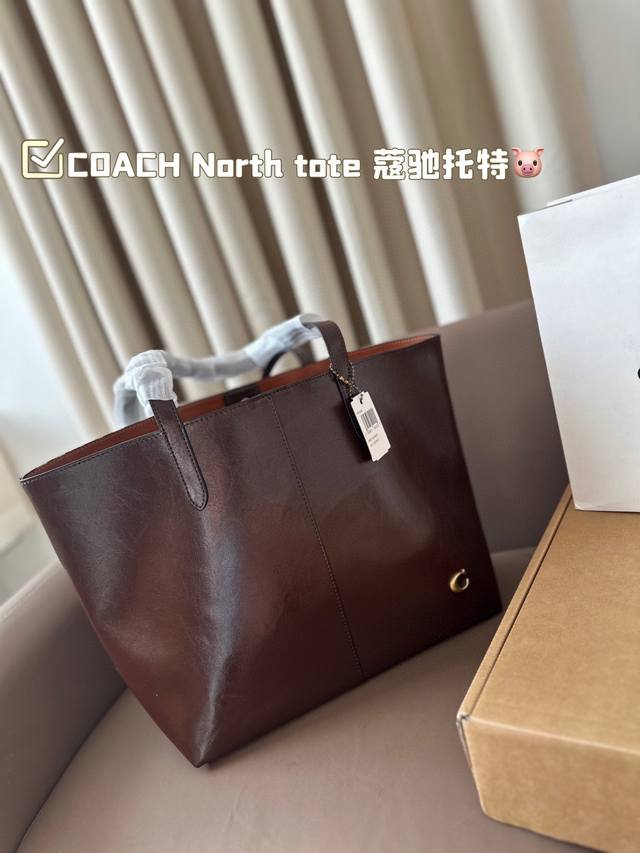 配飞机盒 蔻驰托特 Coach North Tote 实用主义大容量托特 也太温柔太高级了 淡淡的颜色很高级，素雅有气质~ 大容量很有安全感水杯遮阳伞轻松往里放