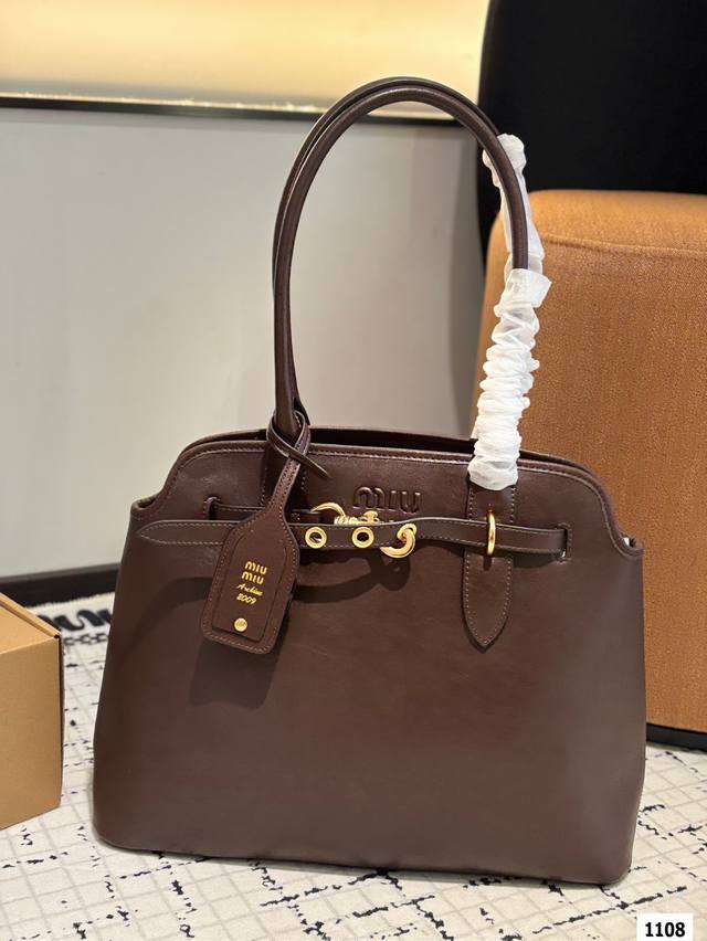 缪缪托特 要么说今年miumiu确实“妖”呢 不得不承认miumiu现在的产品越来越受欢迎了，不仅仅女生的适龄段继续年轻化，男生的关注度也越来越高，而且营销的确