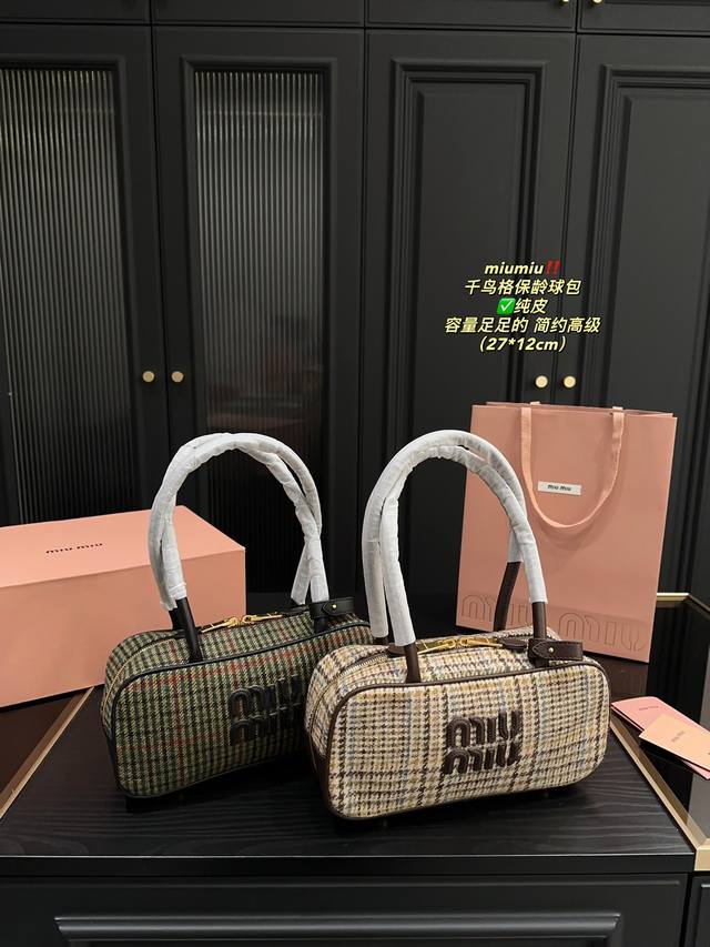 纯皮 配折叠盒尺寸27.12 Miumiu 千鸟格保龄球包 Mumu 秋冬新款 帆布千鸟格保龄球公文包 热门选手经典大气 浮雕logo 线条简洁利落 秋冬系列真 纯皮 配折叠盒尺寸27.12 Miumiu 千鸟格保龄球包 Mumu 秋冬新款 帆布千鸟格保龄球公文包 热门选手经典大气 浮雕logo 线条简洁利落 秋冬系列真