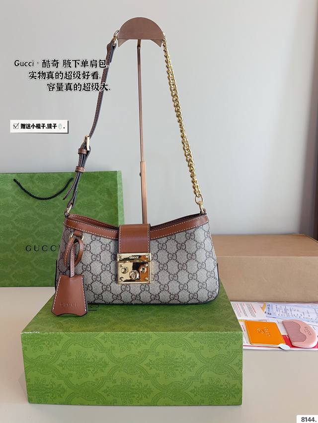 配礼盒 Gucci Ophidia手袋 腋下包 百搭经典 闭眼入 复古高级 还配一条长肩带 可斜挎 。源自 Guccio Gucci 首 字母缩写的经典交织字母