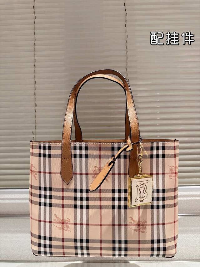 原单配挂件 巴宝莉 Burberry 经典气质大牌购物袋 这款真的是太经典啦 你们千呼万唤的款 怎么背都好看 质量超b 进口布料 原版配色内里 Pk专柜品质 美