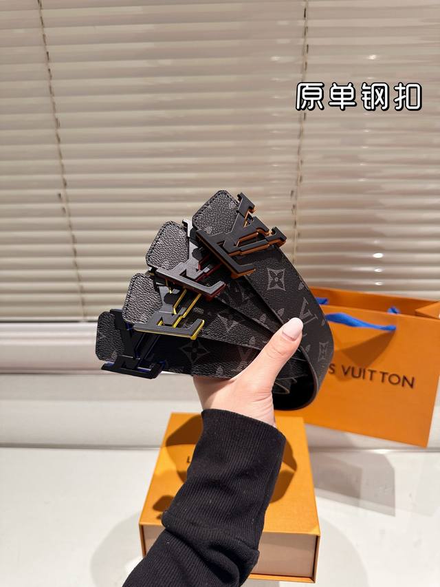 钢扣 高版本！腰带lv牛皮皮带～热门款 男女通用皮带里面最火的版本啦～质量很好 全套包装！五金绝对不褪色 皮带头和专柜一样的哦～ 配礼盒手提袋发票
