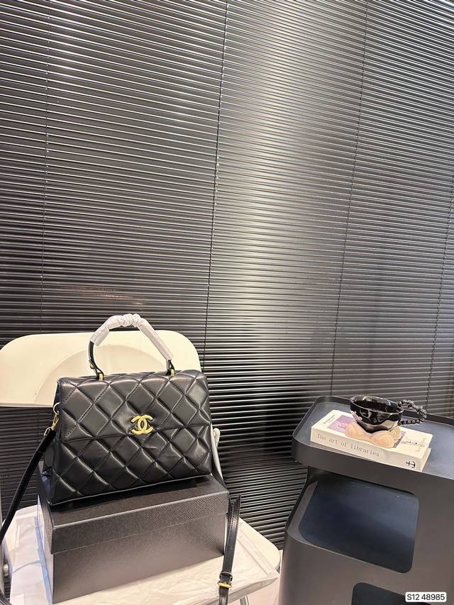 配盒子 香奈儿包包一眼万年 结合了cf的优雅和handel的干练trendy真的是太好看了吧.... 小羊皮 提到小羊皮就能瞬间想起它的柔滑质感,我们总会用婴儿 配盒子 香奈儿包包一眼万年 结合了cf的优雅和handel的干练trendy真的是太好看了吧.... 小羊皮 提到小羊皮就能瞬间想起它的柔滑质感,我们总会用婴儿