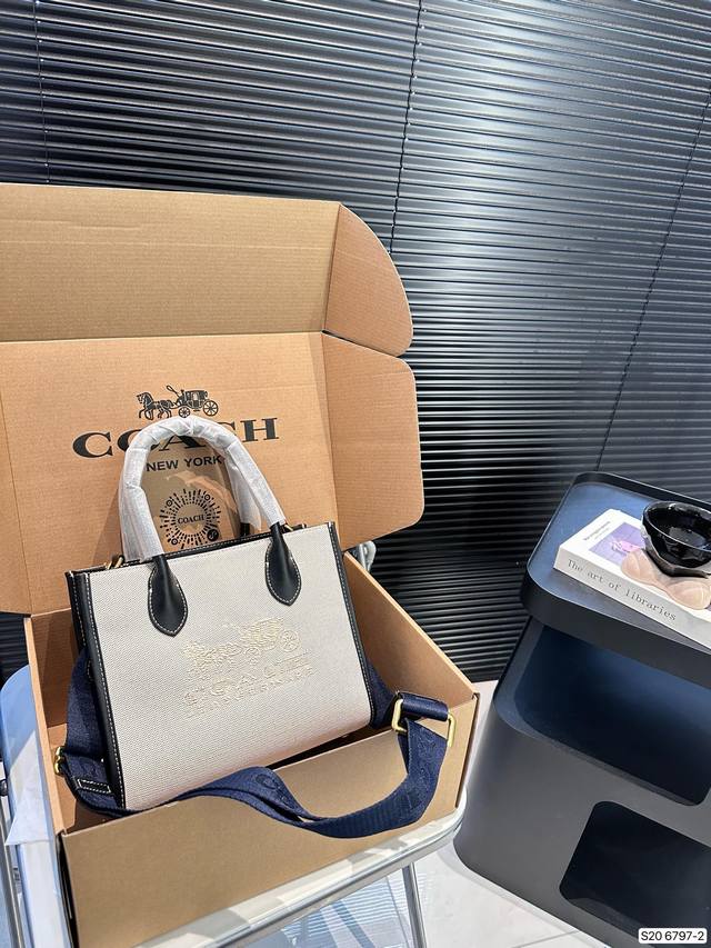 配盒子 蔻驰托特包.手提单肩斜挎包.不管是自用还是送人都很棒！进口五金件.实用大气！简单大方.超大容量，满足你一切需要！！可轻松放置随身必备品！超级赞.这款包给