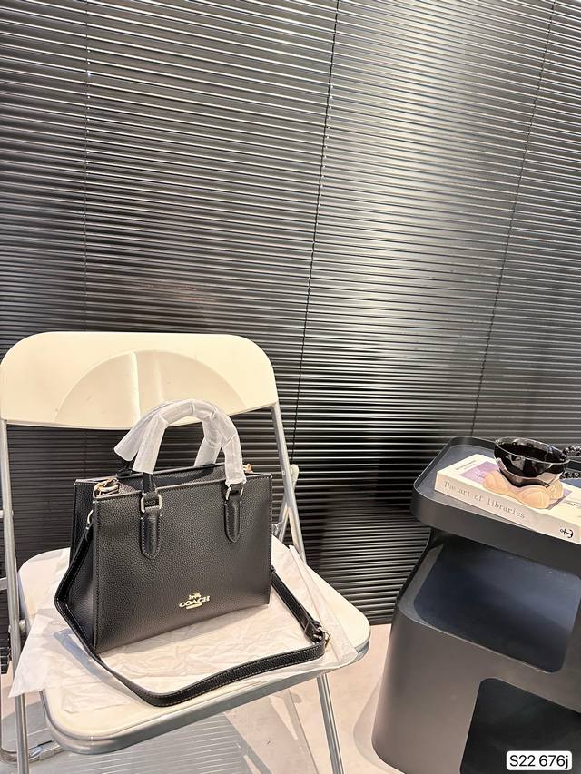 小号 配折叠盒 蔻驰 托特 一整个爱住！浅色整体会更淑女浪漫，但黑色会更沉稳大气哦！喜欢的宝子看过来 尺寸：25 19 货号676J小号