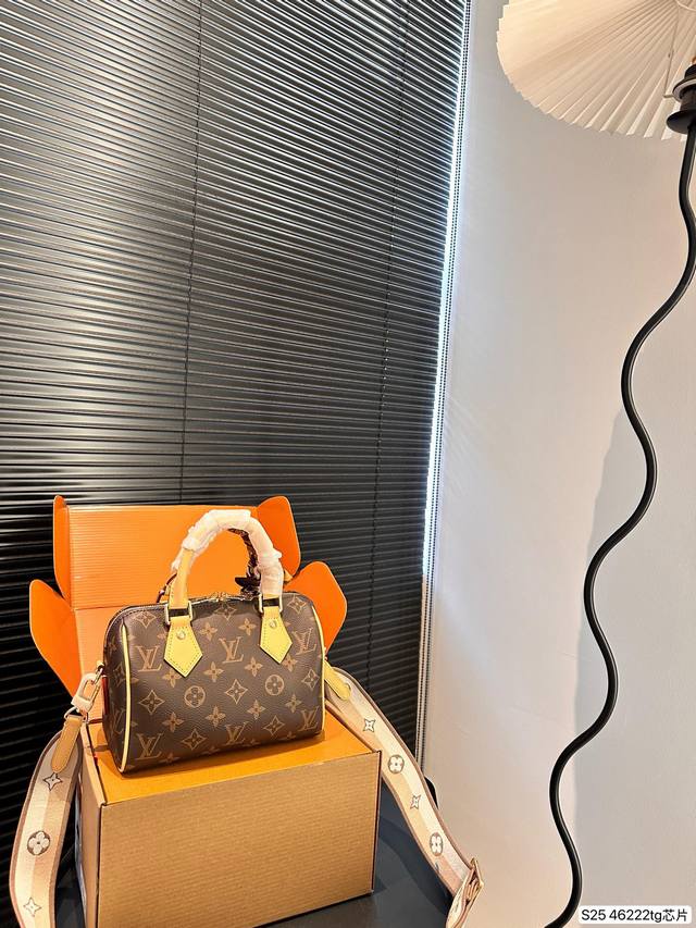 配飞机盒折叠盒子 支持芯片验证lv新款枕头包 出货啦 手提单肩斜挎款式 宝宝们抓紧来订哈 版型经典不过时 一直深受洋气美妞们喜欢!尺寸:20 14 货号4622 配飞机盒折叠盒子 支持芯片验证lv新款枕头包 出货啦 手提单肩斜挎款式 宝宝们抓紧来订哈 版型经典不过时 一直深受洋气美妞们喜欢!尺寸:20 14 货号4622