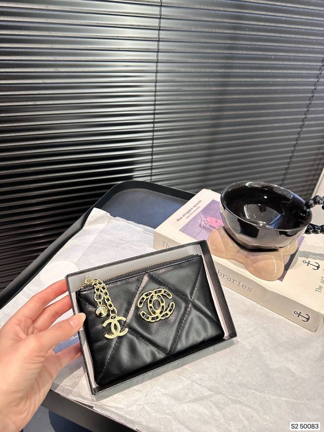 配盒子 香奈儿零钱包 做工精致， 媲美专柜！多功能小钱包，内隔丰富，超级实用！ 尺寸：15 10 货号50083