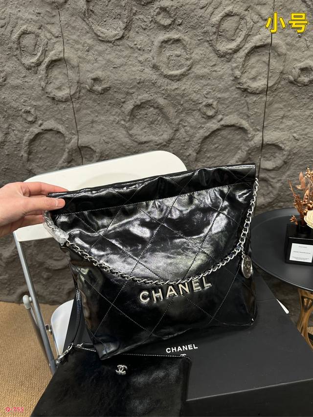 配折叠盒 香奈儿垃圾袋 众星宠儿chanel 23Bag这颜值太能打了能装又好看，随性软塌塌的质感背起来超有范儿！ 尺寸 34.29Cm 40.34Cm